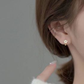 New Women's Daisy Temperament Fashion Earrings (Option: Gold)